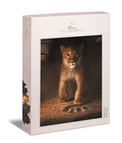 Ulmer Puzzleschmiede - Puzzle Simba“ - Der kleine Löwe als klassisches 1000 Teile Puzzle – Das süße Löwen-Baby möchte als Stammhalter in große Fußstapfen treten - Sympathisches Tierkinder-Motiv