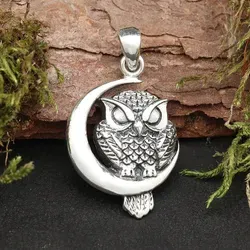 Drachensilber Eule Schmuck Anhänger 925 Silber - Feiner Kettenanhänger aus 925 Silber mit einer Eule im Mond. Mystischer Schmuck, der Stil und Eleganz vereint. Ideal für besondere Anlässe oder als einzigartiges Geschenk.