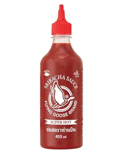 FLYING GOOSE Sriracha Chilisauce, extra scharf, 455 ml - THAILÄNDISCHE KÜCHE | Diese würzige Chilisauce aus Si Racha begeistert mit intensiver Schärfe. Perfekt zum Würzen, Dippen oder Marinieren von Fleisch, Fisch und Gemüse. Ein Muss für Schärfeliebhaber!