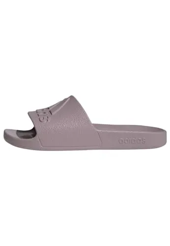 adidas Unisex Adilette Aqua Slides - Bequemer Duschschuh in Preloved Fig, 44.5 EU - Dusch- & Badeschuhe für Herren mit leichtem Slip-On-Design und weichem Cloudfoam Fußbett für höchsten Komfort.