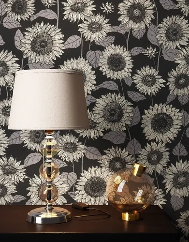 Newroom Vliestapete Ella - Elegante Sonnenblumen Tapete in Schwarz-Grau - Florale Vliestapete mit kunstvollen Sonnenblumen, ideal für Wohnzimmer, Schlafzimmer und Küche. Setzen Sie stilvolle Akzente mit dieser modernen Tapete, die Wärme und Eleganz vereint.