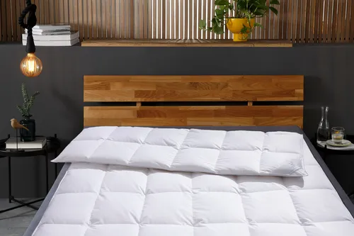Otto Keller Daunenbettdecke Star - Ganzjahresdecke für optimalen Schlafkomfort - Bettdecken aus 100% Daunen mit atmungsaktivem Baumwollbezug, ideal für Sommer und Winter. Maschinenwaschbar bei 60 °C für einfache Pflege und Hygiene.