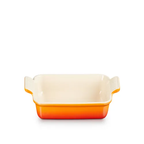 Le Creuset Rechteckige Auflaufform Tradition 19 cm - Auflaufform aus hochwertigem Steinzeug, 1.1 Liter, Ofenrot. Die emaillierte Oberfläche sorgt für einfache Reinigung und Langlebigkeit, ideal für den täglichen Gebrauch.