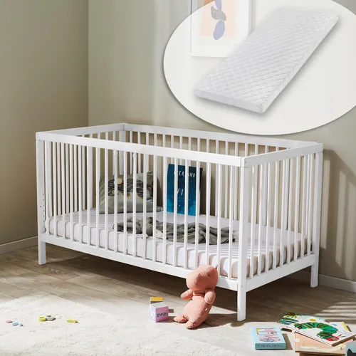 Babybett 60x120 mit Matratze - Höhenverstellbar und sicher - Babybett aus massivem Holz mit herausnehmbaren Sprossen und neunfach verstellbarem Lattenrost. Inklusive atmungsaktiver Kaltschaum-Matratze, sicher und hochwertig hergestellt in der EU.
