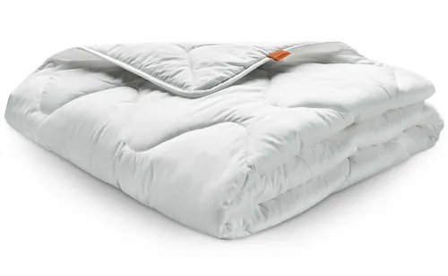 sleepling Basic 100 Bettdecke 135 x 200 cm - Ganzjahresdecke aus 100% Mikrofaser, allergikerfreundlich und waschbar bis 60°C – ideal für ein angenehmes Schlafklima das ganze Jahr über.