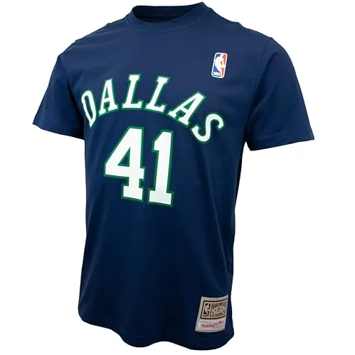 Mitchell & Ness NBA Name & Number T-Shirt - Dirk Nowitzki, Dallas Mavericks - Sportfan T-Shirt aus der Hardwood Classics Kollektion, offizielles NBA Lizenzprodukt, mit nostalgischem Spielerprint und hohem Tragekomfort durch Rundhalsausschnitt.