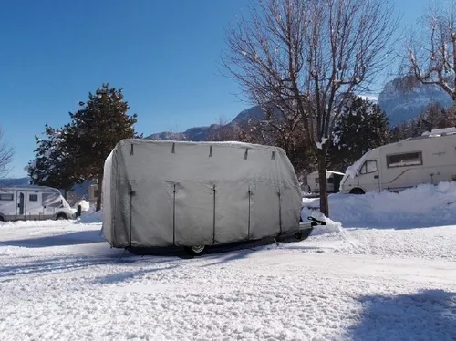 BRUNNER 7241462N Schutzhülle Caravan Cover 6M - Wohnmobilabdeckungen mit atmungsaktivem, wasserabweisendem Gewebe aus 4-lagigem TNT-Faserstoff, ideal für den Wintereinsatz.