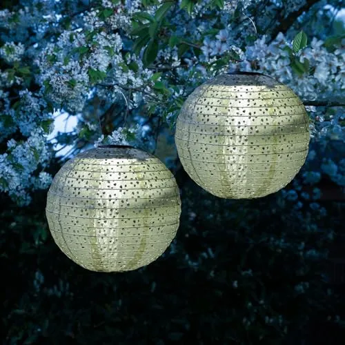 MARELIDA LED Lampion Solar Gartenlampions Blumenmuster, 2 Stück - LED Solar Lampions in Salbeigrün mit Blumenmuster - 25cm Durchmesser - warmweißes Licht - ideal für stimmungsvolle Beleuchtung im Garten oder auf der Terrasse - kein Stromanschluss nötig, lädt sich durch Sonnenenergie auf.