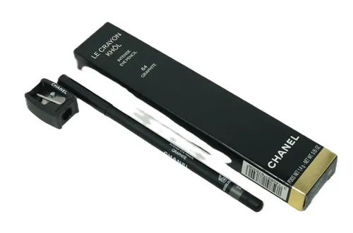 CHANEL Eyeliner Le Crayon Khol Intense Kajal 64 Graphite 1,4g - Der CHANEL Le Crayon Khol Intense Eyeliner in Graphite begeistert mit intensivem Farbauftrag und präziser Anwendung. Ideal für einen dramatischen Augenblick, perfekt für jeden Anlass! Ein Must-Have in deiner Make-up Sammlung!