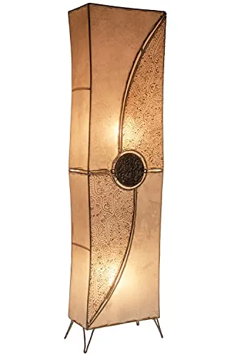 Marrakesch Stehlampe Mulan Beige - Standleuchten aus Ziegenleder, handgefertigt mit einzigartigem Design. Diese Vintage Lampe sorgt für warmes Licht und eine gemütliche Atmosphäre in Ihrem Raum.