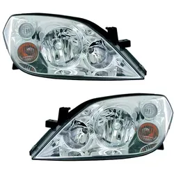TYC Scheinwerfer Set für Nissan Primera P12 (2002) - H7 Halogen - Zwei teiliges Scheinwerfer Set für Nissan Primera P12, perfekt geeignet für den Austausch. Mit E-Prüfzeichen und bereit für die elektrische Leuchtweitenregulierung. Ideal für klare Sicht bei Nachtfahrten.