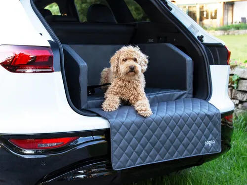 CopcoPet Travel Bed Hundebett für Kofferraum - Hundebett für Kofferraum in Kunstleder, wasserabweisend und kratzfest. Ideal für Reisen mit dem Hund, inklusive Anschnallsystem und Schutzdecke für optimalen Komfort.
