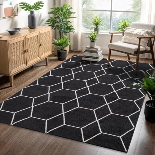 SANAT Wohnzimmerteppich – Pflegeleichter Flächenteppich mit Trellis Muster, Schwarz, 140 x 200 cm - MODERNES DESIGN: Der geometrische Trellis Stil passt perfekt zu verschiedenen Einrichtungsstilen. Ideal für Wohnzimmer, Flure und mehr. PFLEGELEICHT: Flecken- und schmutzabweisend, einfach mit dem Staubsauger zu reinigen.