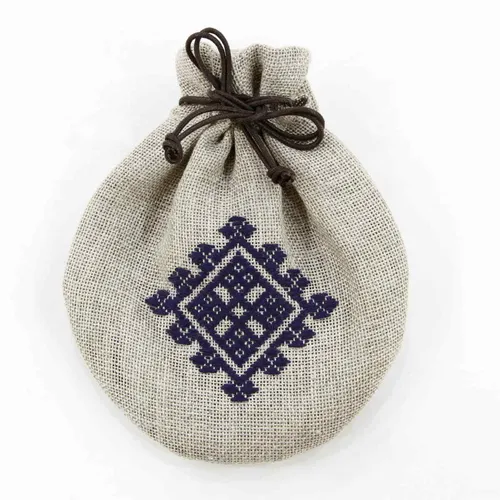 Olympus Kogin Stickpackung "Kinchaku Beutel Yasukosashi" – Japanische Handarbeit - Kreatives Stickset für einen Kinchaku Beutel im traditionellen Kogin-Stil. Mit hochwertigem 100% Leinen und Baumwollgarn. Ideal für Handarbeitsliebhaber, die japanische Techniken entdecken möchten.