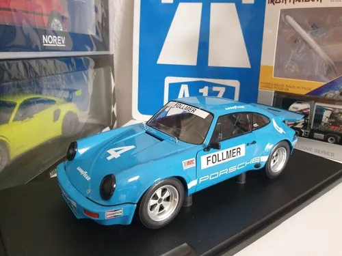 Solido 421186384 1:18 Porsche 911 IROC Riverside #4 1974 blau - Detailgetreues Modellauto im Maßstab 1:18, ideal für Sammler und Porsche-Fans, mit Originalverpackung und in klassischem Blau.