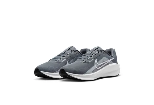 Nike Downshifter 13 - grau - Laufschuhe mit atmungsaktivem Sandwich-Mesh und recycelter Laufsohle für Komfort und Nachhaltigkeit. Ideal für Einsteiger und optimalen Halt bei jedem Schritt.