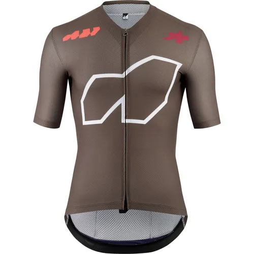 ASSOS - Equipe R Jersey We Are The A - Radtrikot Gr M braun - Hochwertiges Rennradtrikot in Braun, Größe M. Bietet optimalen Stretch für maximale Bewegungsfreiheit. Ideal für sportliche Einsätze auf dem Rennrad. Entdecken Sie weitere Top-Produkte von ASSOS bei Bergfreunde.de!
