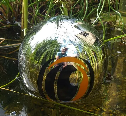 Reiherschreck Edelstahl poliert mit magischem Auge - Teich-Dekoration mit einer einzigartigen Schwimmkugel, die Rehe und Vögel fernhält und gleichzeitig für eine stilvolle Optik sorgt.
