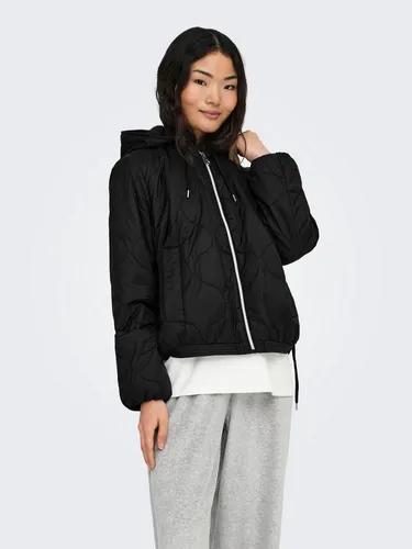 ONLY ONLMIKI HOOD QUILT JACKET CC OTW Damen Steppjacke Schwarz - Die ONLY Steppjacke vereint Stil und Funktionalität. Mit Kapuze, seitlichem Kordelzug und praktischen Taschen ist sie ideal für kalte Tage und sorgt für einen modischen Look.