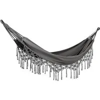 Romantische Hängematte grau mit Fransen - handgewebt Rocca - Hängematte aus grauer Baumwolle und Polyester, UV-beständig und ideal für Innen- und Außenbereiche. Mit handgefertigtem Makramee und Quasten für einen stilvollen Boho-Look, perfekt zum Entspannen im Garten oder auf der Terrasse.