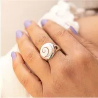Zeeme Pearls Ring aus 925 Silber mit Muschel - Eleganter Damen-Ring aus rhodiniertem 925 Sterling Silber mit schimmernder Muschel. Ideal für stilvolle Akzente im Alltag oder zu besonderen Anlässen.