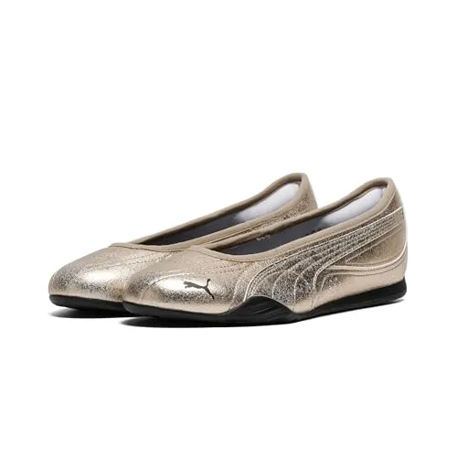 PUMA Catch Soleil Ballerina Metallic Whisper Sneaker für Damen, Gr. 39 - Eleganter Sneaker für Damen im Ballerina-Stil – ideal für den Sommer. Bequeme Passform durch Textilmix und schickes Metallic-Design in Gold und Schwarz.