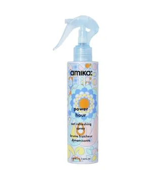 amika Curl Power Hour Lockenauffrischspray 200 ml - Erwecke deine Locken mit diesem leichten Spray! Es spendet Feuchtigkeit, bekämpft Frizz und sorgt für Definition sowie glanzvolle, griffige Locken. Ideal für die schnelle Auffrischung von Locken und Wellen.