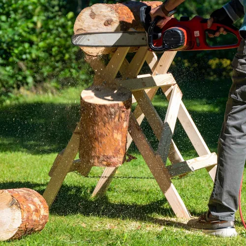 dobar® green label 56080FSCe Sägebock klappbar - Sägegestell aus Kiefernholz - Holzkörbe - Klappbarer Sägebock aus imprägniertem Kiefernholz für sichere Holzarbeiten, geeignet für Stämme bis 25 cm Ø und platzsparend verstaubar.