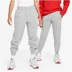 Nike K NSW Club FLC JGGR LBR Pants - Trainingshosen für Jungen mit Nike-Logo, bieten große Bewegungsfreiheit und sind ideal für sportliche Aktivitäten.