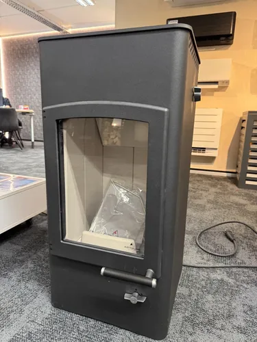 AUSTROFLAMM Kaminofen Lucy Cook mit Herdplatte 6,0 kW - Kaminöfen mit großer Kochplatte für maximale Flexibilität beim Kochen von großen und kleinen Töpfen.
