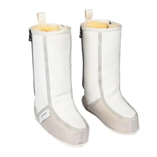 Sanofell by Werner Christ Lammfellstiefel SALINAS – Hausschuhe mit Reißverschluss, Gr. 42-44 - KUSCHELIGE WÄRME & SCHUTZ – Die Lammfellstiefel bieten natürlichen Temperaturausgleich und sind ideal für empfindliche Füße. Mit rutschfester Sohle und robustem Außenleder sind sie perfekt für den täglichen Gebrauch.