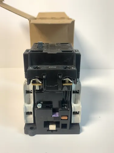 SIEMENS 3TC44 17-0BB0 Schütz Contactor 22 2NO+2NC 9kW/440V - Zuverlässiger Schütz für vielseitige Anwendungen mit 2NO+2NC-Kontakten, ideal für den professionellen Einsatz in der Elektrotechnik.