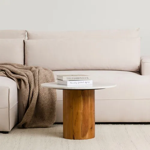 Idimex Couchtisch Yamuna - Weißer Marmor & Akazienholz - Eleganter Couchtisch Yamuna mit einzigartiger Marmorplatte und massivem Akazienholz. Pflegeleicht und kompakt, bringt er Stil und Funktionalität in Ihr Wohnzimmer.