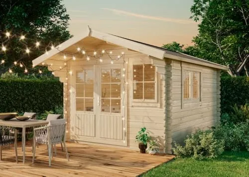 Gartenhaus Gabriel-34 mit Fußboden aus Holz - Holzhaus 10,07 m² mit 34 mm Wandstärke, ideal als Lager, Gartenlaube oder Home-Office. Die Blockbohlenbauweise sorgt für eine wind- und regendichte Konstruktion.