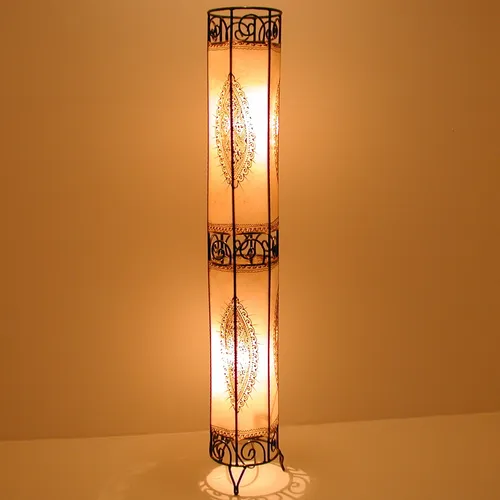 Marokkanische Lederstehlampe Hennalampe XXL - Eindrucksvolle Stehlampe im marokkanischen Stil aus echtem Leder, ideal für eine stimmungsvolle Beleuchtung in Wohnräumen. Mit Kippschalter und CE-zertifiziert, bringt sie einen Hauch von Exotik in Ihr Zuhause.