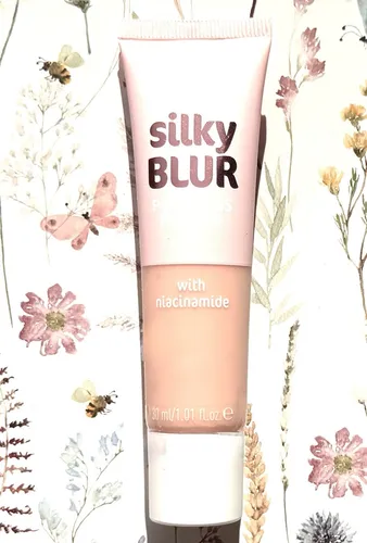 essence silky BLUR PORELESS PRIMER 30 ml – Perfekte Grundlage für dein Make-up - Der essence silky BLUR PORELESS PRIMER sorgt für einen glatten Teint und lässt Poren verschwinden. Mit 5% Niacinamid und floralem Duft ist er die ideale Basis für langanhaltendes Make-up.