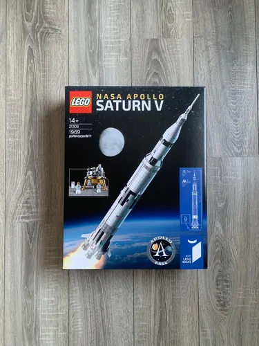 LEGO® 21309 Ideas NASA Apollo Saturn V - LEGO (R) Komplette Sets & Packs, beeindruckendes Modell der Saturn V Rakete mit 1969 Teilen, perfekt für Raumfahrt-Fans und Sammler ab 14 Jahren.