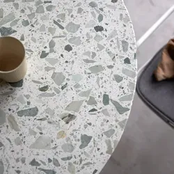 Tikamoon Esstisch Elio – Runder Tisch aus Premium-Terrazzo und Metall 90 cm - Entdecken Sie den eleganten runden Tisch „Elio” aus grünem Premium-Terrazzo und robustem Metall. Ideal für bis zu 4 Personen und perfekt für stilvolle Essbereiche. Setzen Sie Akzente in Ihrem Zuhause!