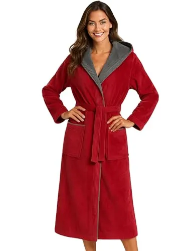 Morgenstern Damen Bademantel Leonie Rot mit Kapuze - Hochwertiger Damenbademantel aus 100% Baumwolle, weich und saugfähig. Größe L für optimalen Komfort zu Hause oder auf Reisen. Mit praktischen Taschen und schadstoffgeprüft nach OEKO-TEX®.