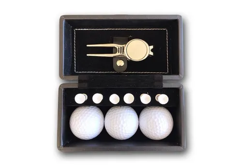 Lasernauten Golfball Set mit 3 Wilson Bällen in Geschenkbox - Hochwertiges Geschenkset für Golfer: 3 Wilson Golfbälle, 1 Pitchgabel und 6 Tees in einer edlen Geschenkbox mit Magnetverschluss. Ideal für besondere Anlässe und garantiert ein Hingucker auf dem Golfplatz.
