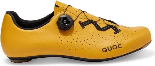 Quoc Escape Road Schuh Amber - Größe 45 - Der Quoc Escape Road Schuh in Amber überzeugt mit einer leichten Carbon-Verbundsohle für optimale Kraftübertragung. Ideal für Abenteurer auf unbefestigten Wegen – Komfort und Stabilität sind garantiert!