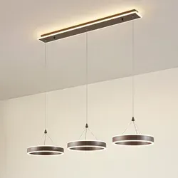 Lucande Kolo 3 LED Pendelleuchte Iced Coffee - 30 cm - Elegante Pendelleuchte aus Eisen und Kunststoff in kaffeebraun und mattweiß, ideal für gemütliche Atmosphäre über dem Esstisch. Mit moderner LED-Technologie für warmes Licht.