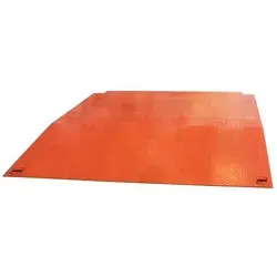 Schefer Containerrampe CR Höhe 300mm - Werkstattkräne - Mobile Verladerampe für sicheres Be- und Entladen von Containern, rutschhemmende Riffelblech-Oberfläche für optimale Sicherheit bei jedem Wetter.
