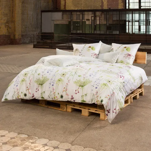 Estella Wendebettwäsche 240x220 cm, Floral, Mehrfarbig - Bettwäsche aus 100% Baumwolle, bügelleicht und schadstoffgeprüft (OEKO-TEX®). Das florale Design sorgt für eine harmonische Atmosphäre und bietet einen klimaregulierenden Effekt für erholsamen Schlaf.