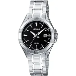 Damen Uhr Casio LTP-1308D-1ADF - Elegante Damenarmbanduhr von CASIO mit schwarzem Zifferblatt und silbernem Edelstahlgehäuse. Wasserdicht bis 50 Meter und mit praktischem Datumsanzeiger – ideal für den Alltag und stilvolle Auftritte.