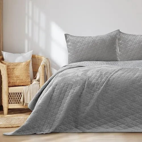 RESTILO Tagesdecke Laila 260x280 cm Silber Steppung Velvet Samt - Hochwertige Bettdecke aus Velvet Samt und Microfaser, hautfreundlich und allergikerfreundlich. Geometrisches Muster verleiht Ihrem Raum einen besonderen Charakter. Pflegeleicht und 30 Grad waschbar.