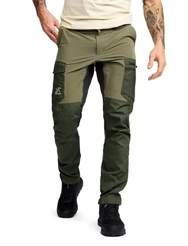 RevolutionRace Rambler Lightweight Pro Pants für Herren – Leichte Outdoor-Hose - Die RevolutionRace Rambler Lightweight Pro Pants bieten dir ein geringes Gewicht und 4-Wege-Stretch für optimale Bewegungsfreiheit. Mit Belüftungsreißverschlüssen und smarten Taschen bist du bestens ausgestattet für Abenteuer im Freien.