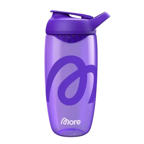 MORE Premium Shaker 700 ml in Lila – Geräuschloses Mixen mit Trageschlaufe - Der MORE Premium Shaker mit 700 ml Fassungsvermögen ist ideal für Eiweiß-Shakes und Getränke aller Art. Ergonomisches Design und ein geräuschloses Mischsieb machen ihn zum perfekten Begleiter für Fitness und Büro.