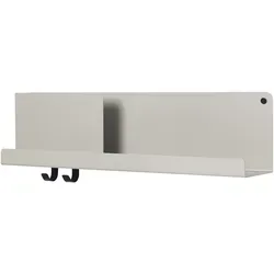 Muuto Folded Wandregal 63 x 16 cm in Grau – Eleganz trifft Funktionalität - Entdecken Sie das Muuto Folded Wandregal: stilvolles Design aus pulverbeschichtetem Stahl, ideal für Bücher oder Dekoration. Maße 63 x 16 cm, perfekt für jedes Interieur.