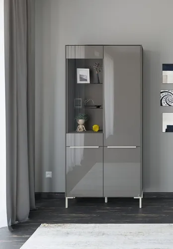 set one by Musterring Standvitrine Reno (1-St) in diversen Farben, 199 cm Höhe - Moderne Standvitrine »Reno« mit Soft-Close-Türen für sanftes Schließen. Aus stabilen Holzwerkstoffen gefertigt, bietet sie Platz für bis zu 60 kg und überzeugt durch ihre elegante Optik.